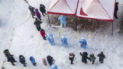 Жители стоят в очереди, чтобы сдать анализы на COVID-19 в Цзилине в северо-восточной китайской провинции Цзилинь 15 марта 2022 года. (STR/AFP via Getty Images)
