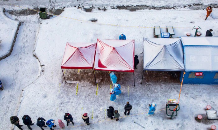 Очередь на тестирование на COVID-19 в городе Цзилинь на северо-востоке Китая, 15 марта 2022 г. Фото: STR/AFPviaGettyImages