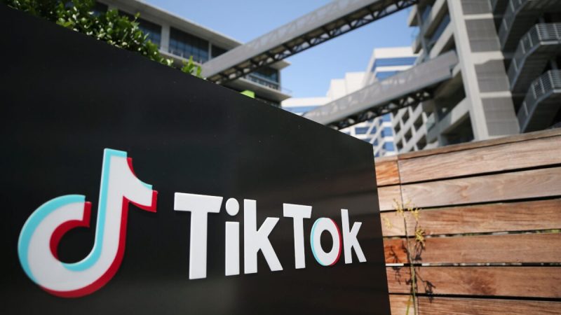 Логотип TikTok возле офиса TikTok в Калвер-Сити, Калифорния, 27 августа 2020 года. (MarioTama/GettyImages) 