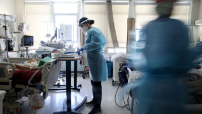 Дипломированная медсестра Алиша Тиберт ухаживает за пациентами с COVID-19 в отделении интенсивной терапии в медицинском центре Harbour-UCLA 21 января 2021 года в Торрансе, Калифорния. Фото: Mario Tama/Getty Imageses