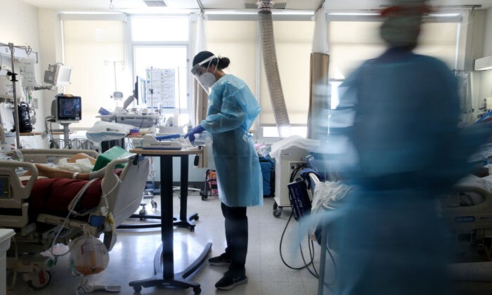 Дипломированная медсестра Алиша Тиберт ухаживает за пациентами с COVID-19 в отделении интенсивной терапии в медицинском центре Harbour-UCLA 21 января 2021 года в Торрансе, Калифорния. Фото: Mario Tama/Getty Imageses