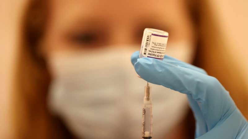 Шприц с вакциной против COVID-19 от компании Pfizer. (Justin Sullivan/Getty Images) 