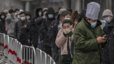 Очередь на сдачу анализа нуклеиновой кислоты на COVID-19 на полигоне в Пекине, Китай, 17 марта 2022 года. Фото: KevinFrayer/GettyImages
