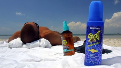 Пять видов аэрозольных солнцезащитных кремов Coppertone с SPF 50 (здесь не изображены) были отозваны из-за содержания химического вещества, вызывающего рак. Joe Raedle/Getty Images

