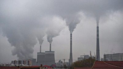 Дым от электростанции, работающей на угле, недалеко от Датуна, в северной китайской провинции Шаньси, 19 ноября 2015 года. (Greg Baker/AFP via Getty Images)