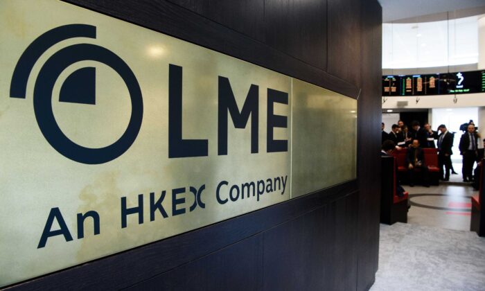 Вывеска Лондонской биржи металлов (LME) после её переезда в центр Лондона 18 февраля 2016 г.(LeonNeal/AFP viaGettyImages)