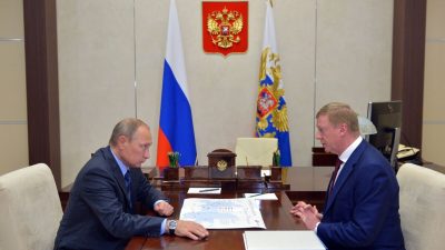 Президент России Владимир Путин (слева) на встрече с Анатолием Чубайсом в подмосковной резиденции Ново-Огарево 7 ноября 2016 года. (AlexeiDruzhinin/AFP via Getty Images)
