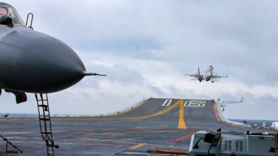 Запуски китайских истребителей J-15 с палубы авианосца «Ляонин» во время военных учений в Южно-Китайском море. Фото: STR/AFP via Getty Images
