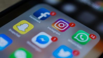 Facebook, Instagram, Twitter и другие социальные сети на смартфоне. Фото: Chandan Khanna/AFP via Getty Images
