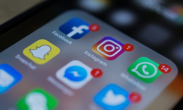 Facebook, Instagram, Twitter и другие социальные сети на смартфоне. Фото: Chandan Khanna/AFP via Getty Images
