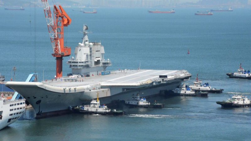 Первый китайский авианосец отечественного производства, известный как Type- 001 или Shandong, возвращается в порт Даляня, китайская провинция Ляонин, 18 мая 2018 года. (AFP viaGettyImages) 