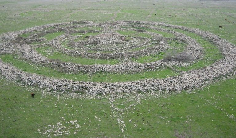 . Памятник Руджм эль-Хири, что означает «каменная куча дикой кошки» или известный как Гилгал Рефаим, что на иврите означает «Колесо великана», имея в виду библейскую расу гигантов. (Image: via Wikipedia)