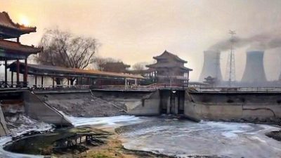 Загрязнение воды антибиотиками в Китае представляет серьёзную угрозу для окружающей среды и здоровья человека. На фотографии изображена река, расположенная в промышленной зоне. (Video screenshot by Epoch Times)
