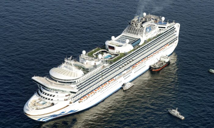 Корабль Princess Cruises виден недалеко от Иокогамы, к югу от Токио, 5 февраля 2020 года, на архивной фотографии. Фото: Hiroko Harima/Kyodo News via AP
