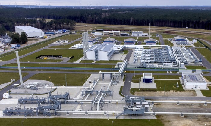 Нефть может вырасти до $300 за баррель в результате новых санкций Объекты берегового примыкания газопровода «Северный поток — 2» в Любмине, северная Германия, во вторник, 15 февраля 2022 г. Фото: AP Photo/Michael Sohn
