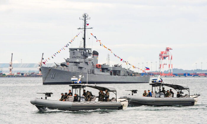 ВМС Филиппин (NAVSOG) на скоростных катерах патрулируют залив Субик, обращённый к Южно-Китайскому морю, 6 августа 2013 г. Фото: Ted Aljibe/AFP via Getty Images
