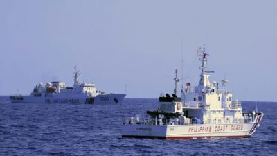 Корабль береговой охраны Китая проплывает рядом с судном береговой охраны Филиппин во время патрулирования в Бахо-де-Масинлок, к западу от провинции Замбалес на северо-западе Филиппин, 2 марта 2022 года. (Philippine Coast Guard via AP)
