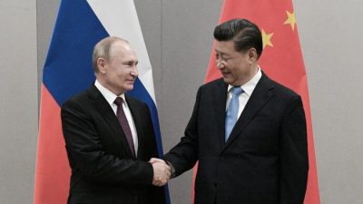 Президент России Владимир Путин пожимает руку лидеру Китая Си Цзиньпину во время их встречи на полях саммита БРИКС в Бразилиа, Бразилия, 13 ноября 2019 года. (RamilSitdikov/Sputnik/KremlinviaReuters)
