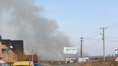  Ракеты взрываются, пока машины с эвакуирующимися направляются к границе между Румынией и Украиной. Фото: Courtesy of James Judge, Project Dynamo