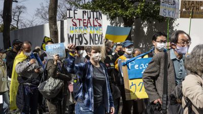 Протестующие против ввода российских войск в Украину проходят маршем по району Сибуя в Токио, Япония, 5 марта 2022 года. (Yuichi Yamazaki/Getty Images) 