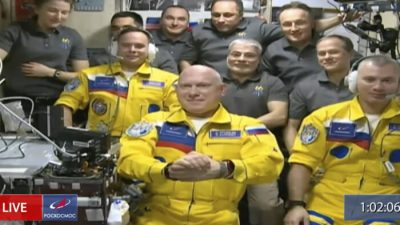 Российские космонавты Сергей Корсаков, Олег Артемьев и Денис Матвеев во время церемонии встречи после прибытия на Международную космическую станцию, 18 марта 2022 года, на этом кадре из видео. (Роскосмос через AP)