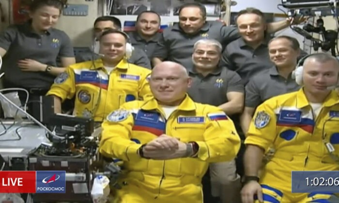 Российские космонавты Сергей Корсаков, Олег Артемьев и Денис Матвеев во время церемонии встречи после прибытия на Международную космическую станцию, 18 марта 2022 года, на этом кадре из видео. (Роскосмос через AP)