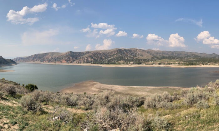 Водохранилище Эхо в штате Юта заполнено примерно наполовину из-за сильной засухи, охватившей весь штат. (Allan Stein/Epoch Times)
