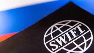 Логотип Swift размещён на российском флаге на иллюстрации 25 февраля 2022 года. Фото: DadoRuvic/Reuters
