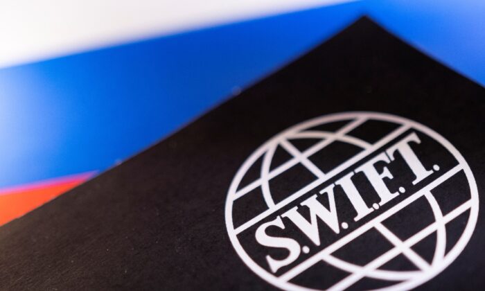 Логотип Swift размещён на российском флаге на иллюстрации 25 февраля 2022 года. Фото: DadoRuvic/Reuters

