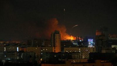  Дым и пламя поднимаются во время обстрела под Киевом, пока Россия продолжает наступление в Украине, 26 февраля 2022 г. (GlebGaranich/Reuters)