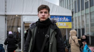 Украинский студент Илья Коссе возле гуманитарной палатки, расположенной рядом с Западным автовокзалом Варшавы в Варшаве, Польша, 9 марта 2022 года. (CharlotteCuthbertson/TheEpochTimes)