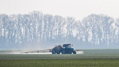 Трактор разбрасывает удобрения на поле озимой пшеницы возле села Гусачивка в Киевской области, Украина, 17 апреля 2020 года. (ValentynOgirenko/Reuters)
