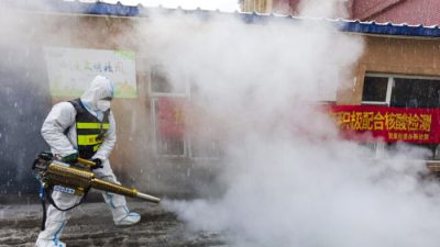 Дезинфекция территории во время карантина COVID-19 в Чаньчуне, провинция Цзилинь на северо-востоке Китая, 12 марта 2022 года. Фото: Chinatopix Via AP
