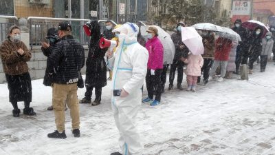 Очередь для проверки на COVID-19 во время изоляции в Чанчуне, провинция Цзилинь на северо-востоке Китая, 12 марта 2022 года. Фото: Chinatopix Via AP
