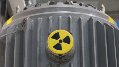 Радиоактивно загрязнённый контейнер когда-то использовался для перевозки топливных стержней на бывшей атомной электростанции Грайфсвальд во временном хранилище ядерных отходов Zwischenlager Nord в Любмине, Германия. Фото: Sean Gallup/Getty Images
