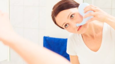 Промывание носа проводить в домашних условиях безопасно и недорого. Фото: nullplus/Shutterstock