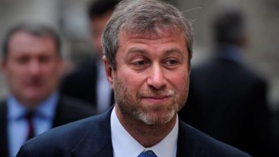 Российский владелец футбольного клуба «Челси» Роман Абрамович во время перерыва в судебном заседании в Высоком суде в центре Лондона 31 октября 2011 года. (CarlCourt/AFP viaGettyImages)