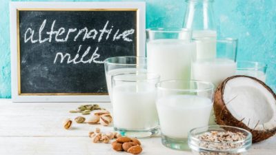 Сегодня многие люди отказываются от коровьего молока, предпочитая пить молоко, полученное из растений. Римма Бондаренко via Dreamstime
