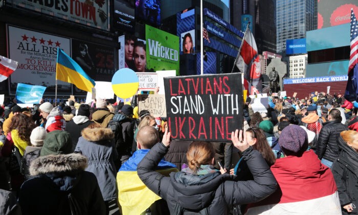 Табличка с надписью о том, что жители Латвии поддерживают Украину, на акции протеста на Таймс-сквер в Нью-Йорке 26 февраля 2022 года. (RichardMoore/TheEpochTimes)