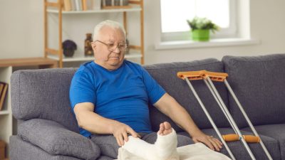  Высокий уровень сахара в крови способствует нарушению метаболизма костной ткани, что увеличивает вероятность переломов. (Studio Romantic/Shutterstock)