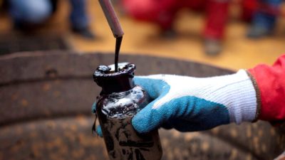 Забор пробы сырой нефти на нефтяной скважине государственной нефтяной компании Венесуэлы PDVSA в Моричале, Венесуэла, 28 июля 2011 года. Фото: CarlosGarciaRawlins/Reuters
