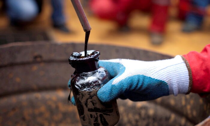 Забор пробы сырой нефти на нефтяной скважине государственной нефтяной компании Венесуэлы PDVSA в Моричале, Венесуэла, 28 июля 2011 года. Фото: CarlosGarciaRawlins/Reuters
