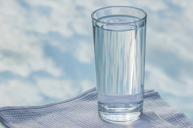 Спасительная вода Стакан воды перед сном так же важен, как и первый стакан воды утром. Фото: pixabay.com/Pixabay License