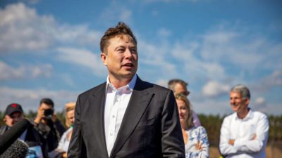 Глава Tesla Илон Маск на строительной площадке нового завода Tesla Gigafactory под Берлином недалеко от Грюнхайде, Германия, 3 сентября 2020 года. (Maja Hitij/Getty Images)

