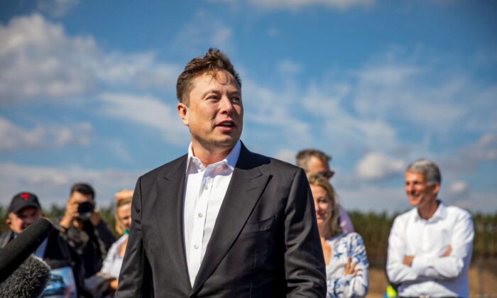 Глава Tesla Илон Маск на строительной площадке нового завода Tesla Gigafactory под Берлином недалеко от Грюнхайде, Германия, 3 сентября 2020 года. (Maja Hitij/Getty Images)
