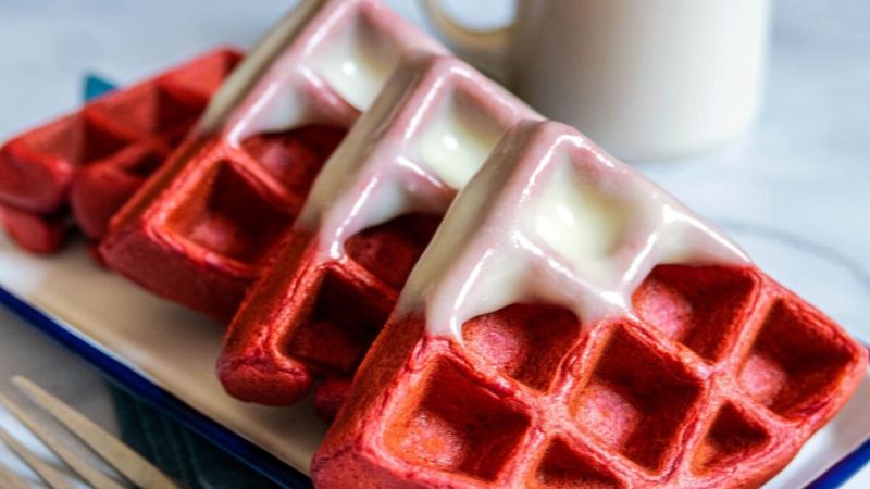 Вафли «Красный бархат»: красивые и вкусные Терпкая глазурь из сливочного сыра прекрасно дополняет сладкие вафли — полейте её сверху или обмакните вафли в глазурь. (Perry Santanachote/TNS)