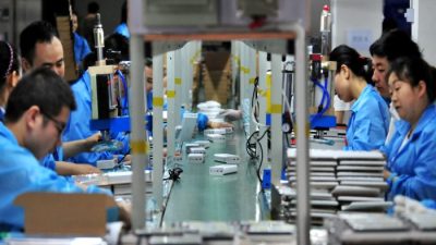Рабочие на линии по производству литиевых аккумуляторов на заводе в Ичане, провинция Хубэй, Китай, 28 мая 2019 года. (Reuters)