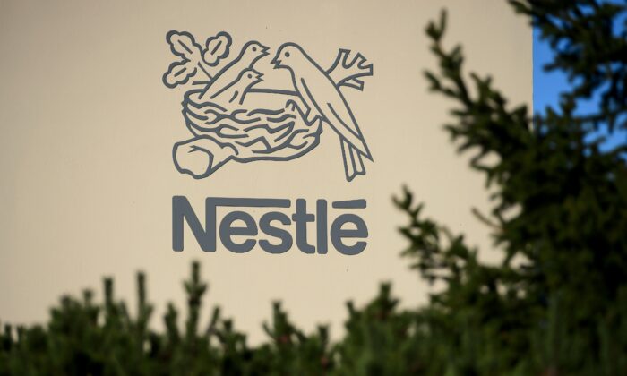 Логотип ведущего мирового концерна пищевой промышленности Nestle виден в исследовательском центре концерна в Вер-шез-ле-Блан, Швейцария, 9 октября 2014 года. (FabriceCoffrini/AFP viaGettyImages)