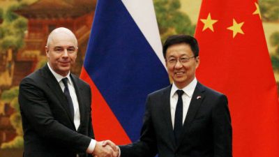 Первого вице-премьера и министра финансов России Антона Силуанова приветствует вице-премьер Китая Хань Чжэн. Фото: Florence Lo-Pool/Getty Images

