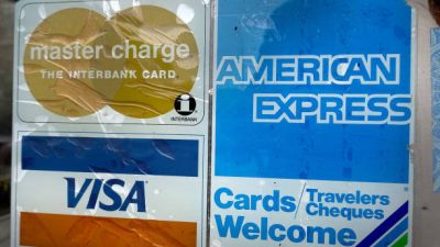 Реклама на входе сообщает клиентам, что они принимают кредитные карты American Express. Фото: Scott Olson/Getty Images